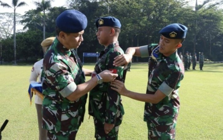 Dankosek IKN Marsma TNI Yuniarsa Aditya Permana menyematkan kenaikan pangkat prajuritnya 