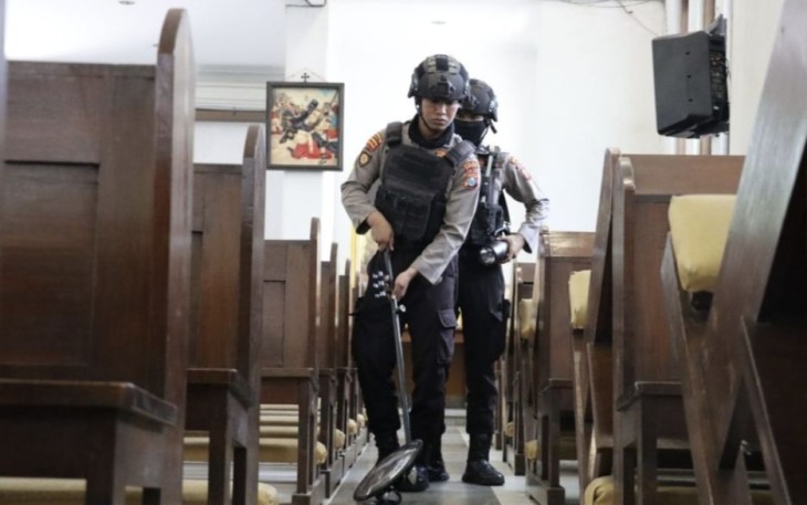 Sterilisasi gereja jelang Jum'at Agung di wilayah Polres Tanjungperak Surabaya 