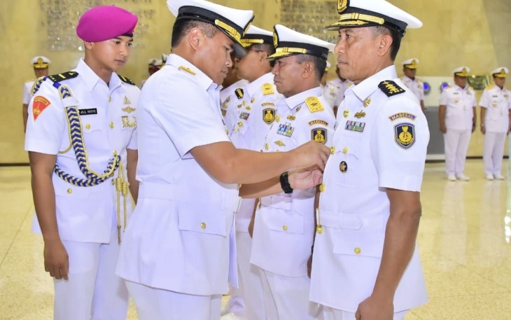 Kasal Laksamana TNI Muhammad Ali saat melantik Kolonel Laut (P) I Made Wira Hady Arsanta