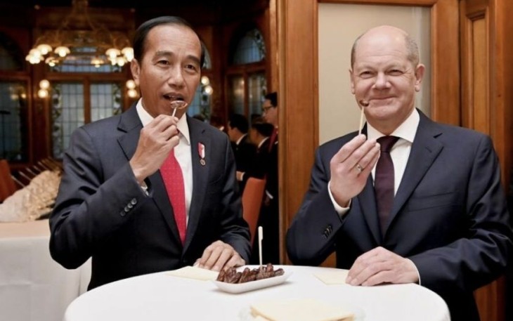 Presiden Joko Widodo dan Kanselir Jerman Olaf Scholz menyantap kurma saat keduanya melakukan pertemuan bilateral di Guesthouse Lower Saxony, Hannover, Jerman, pada Minggu, 16 April 2023