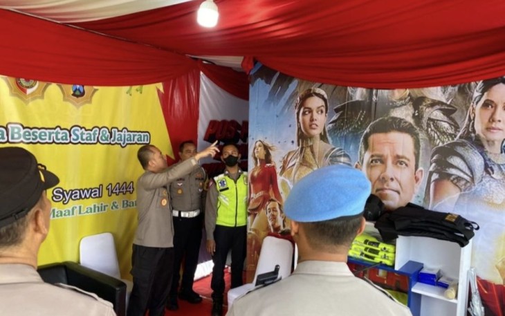 Kapolresta Mojokerto Wiwit Adisatria saat meninjau posyan Shazam, Kamis (20/4)