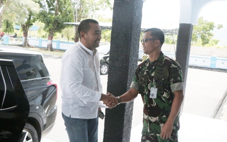 Danlanud Sutan Sjahrir Kol Nav Saeful Rakhmat saat menyambut kedatangan Wagub Sumbar Audy Joinaldy, Jum'at (28/4)