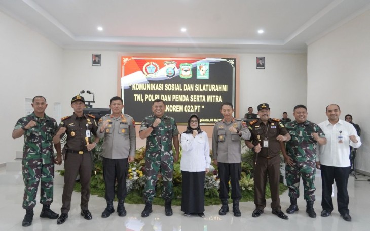 Danrem 022/PT Kolonel Inf Luqman Arif saat foto bersama silaturahmi, Rabu (3/5)