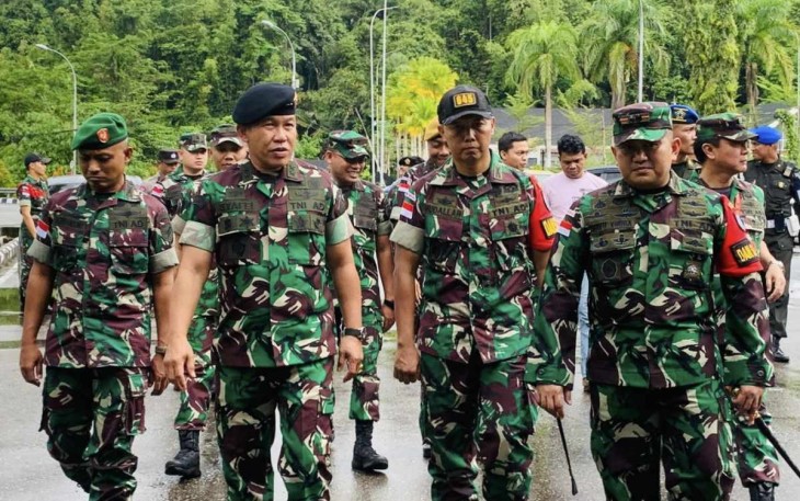 Dansatgas Yonif 645/Gty Letkol Inf Hudallah saat mendampingi kunjungan Aster Panglima TNI Mayjen TNI Mochammad Syafei Kasno di PLBN Entikong, Kamis (4/5)