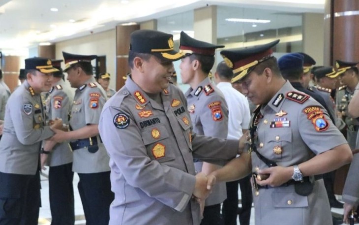Kabid Humas Polda Jatim Kombes Dirmanto saat memberikan ucapan selamat usai sertijab, Kamis (4/5) 