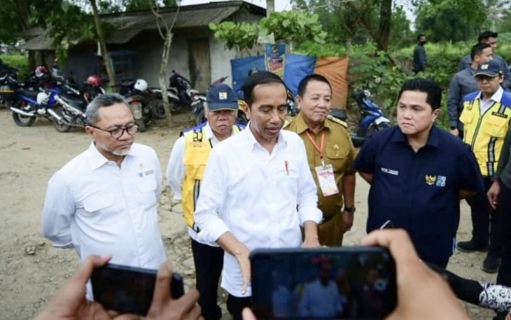 Presiden Jokowi saat memberikan keterangan pers usai meninjau ruas jalan Kota Gajah provinsi Lampung. Jum'at (5/5)