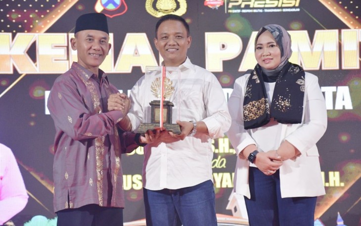 Danrem 081/DSJ Kolonel Inf H. Sugiyono (batik) saat memberikan cenderamata 