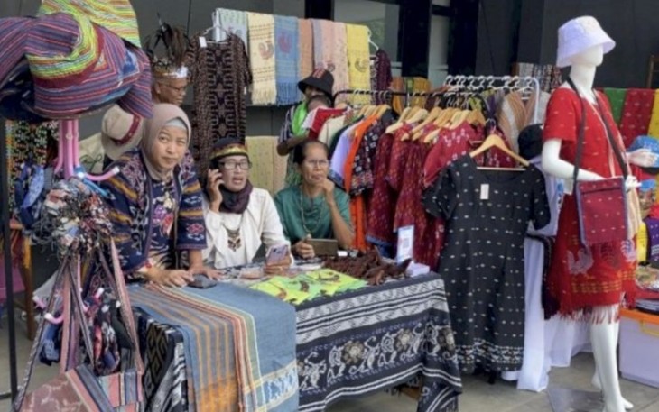 Pelaku UMKM di sekitar Venue KTT Asean ke-42 Labuan Bajo, NTT, Kamis (11/5)