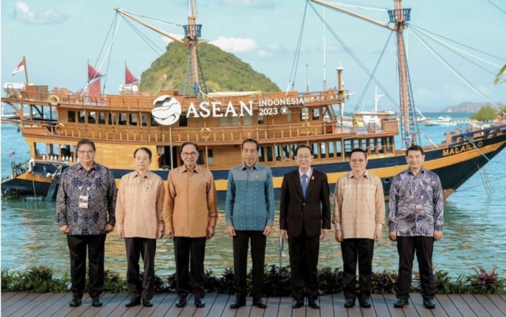 Presiden Jokowi bersama para pemimpin negara ASEAN di Labuan Bajo, NTT, Kamis (11/5)