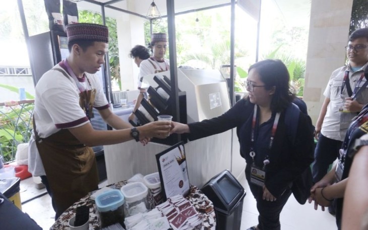 Para delegasi KTT ke-42 ASEAN tampak antusias menikmati kopi asli NTT yang disajikan langsung oleh para pengusaha kopi lokal NTT yang dihadirkan di venue, Kamis (11/5/2023).