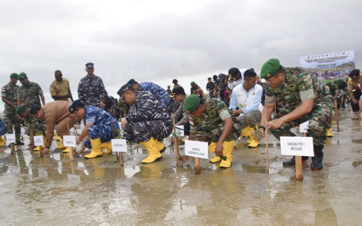 Danlantamal XI Brigjen TNI (Mar) Gatot Mardiyono saat tanam mangrove 