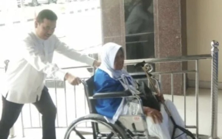 Koordinator Pengendali Teknis Pelayanan Haji Lansia PPIH 2023 Arab Saudi, Hasan Basri Sagala saat mendorong kursi roda jemaah lansia, Rabu (24/5)
