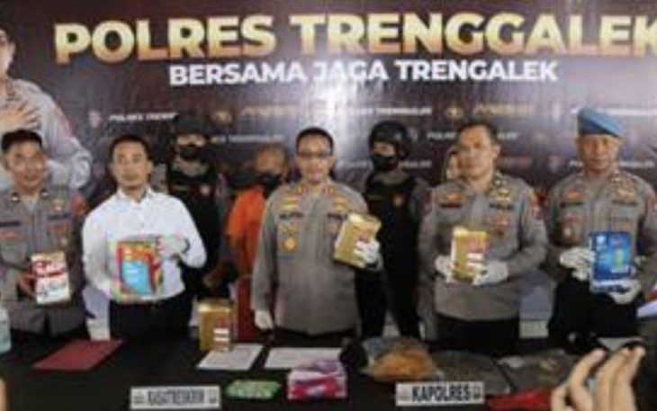 Kapolres Trenggalek AKBP Alith Alarino saat konferensi pers 
