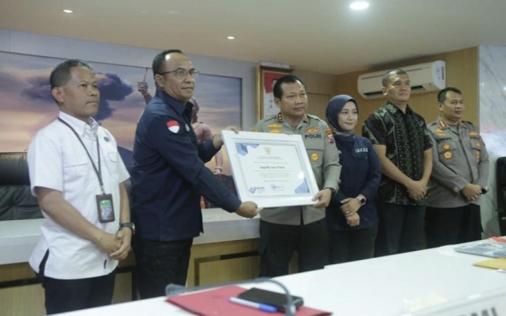 Kapolda Jatim Irjen Pol Toni Harmanto saat menerima penghargaan dari BP2MI 