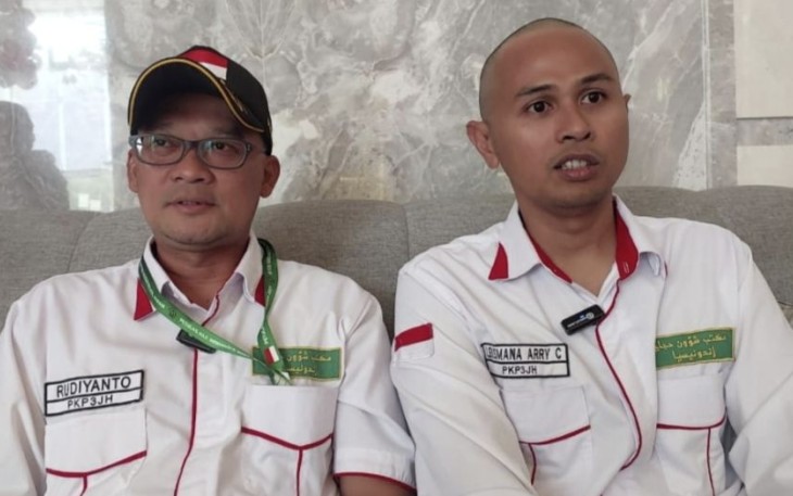 dr. Leksmana dan Rudiyanto, dua petugas yang tergabung dalam tim Safari Wukuh Lansia dan Disabilitas