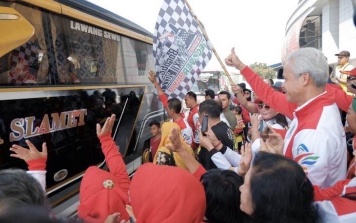 Ganjar Pranowo saat melepas kontingen FORNAS VII tahun 2023 di stadion Jatidiri Semarang