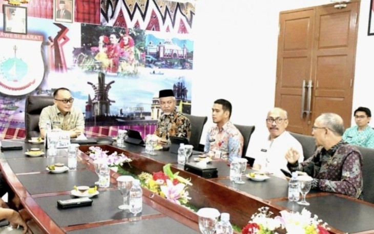 Pj Gubernur Sulbar Prof Zudan Arif Fakrulloh saat pertemuan dengan pemimpin Astra di kantor gubernur, Jum'at (7/7)