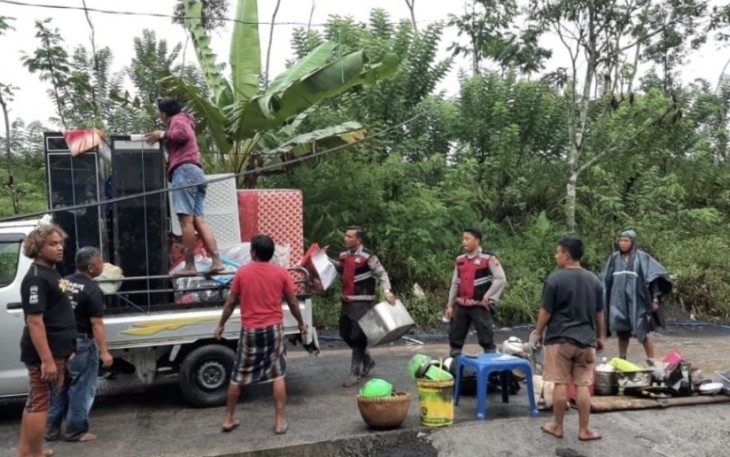 Personel Polres Lumajang saat membantu evakuasi korban bencana lahar dingin gunung Semeru 