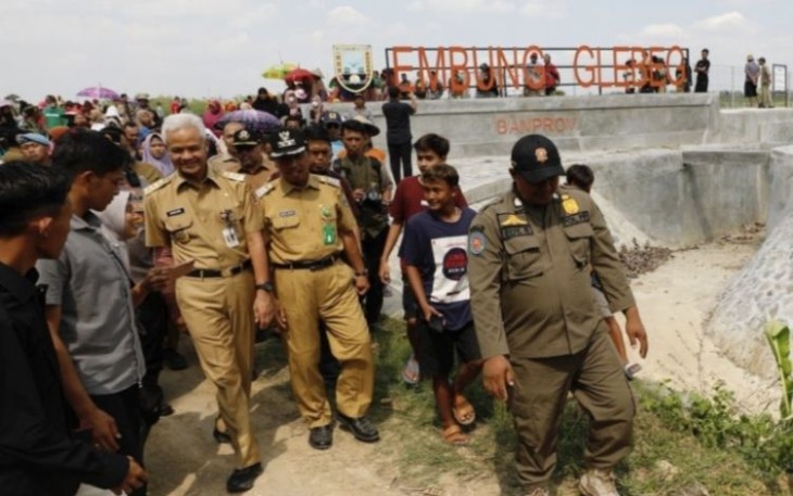 Ganjar Pranowo saat meninjau Embung Glebeg Kabupaten Rembang, Senin (10/7)