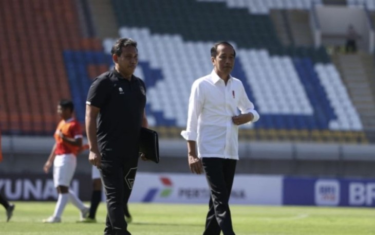 Presiden Joko Widodo bersama Pelatih U-17 Bima Sakti di Stadion Si Jalak Harupat Kabupaten Bandung, Rabu (12/7)