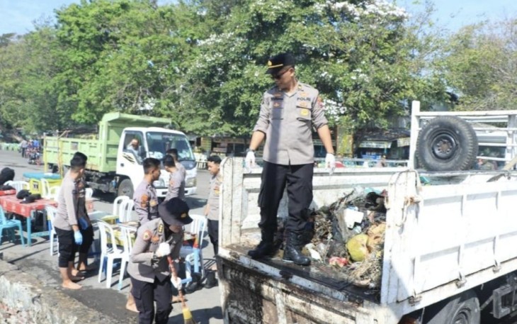 Pembersihan sampah di pesisir pantai Kenjeran Park Surabaya, Kamis (13/7)