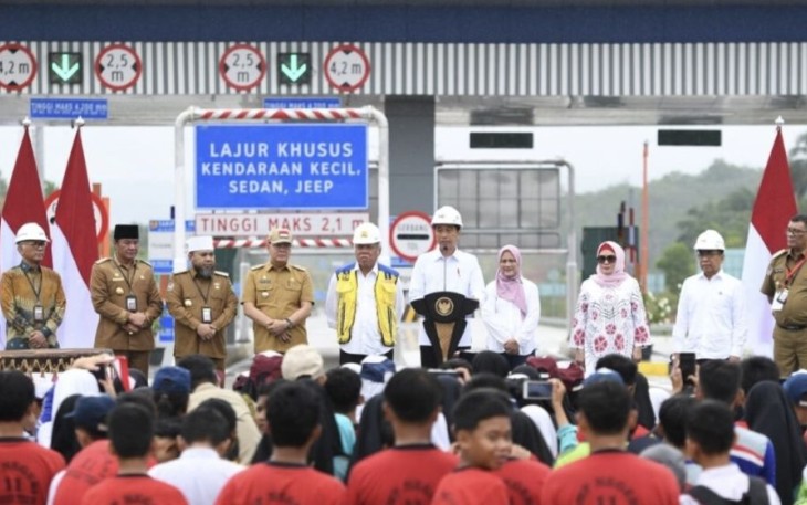 Presiden Joko Widodo didampingi Ibu Iriana Joko Widodo meresmikan jalan tol ruas Bengkulu-Taba Penanjung pada hari Kamis, 20 Juli 2023, di Gerbang Tol Bengkulu-Taba Penanjung, Kota Bengkulu, Provinsi Bengkulu