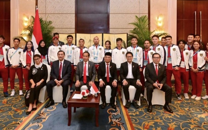 Presiden Joko Widodo memberikan semangat secara langsung kepada para atlet yang akan bertanding dalam ajang FISU World University Game, pada Jumat, 28 Juli 2023, di Hotel Shangri-La, Chengdu, Republik Rakyat Tiongkok (RRT)