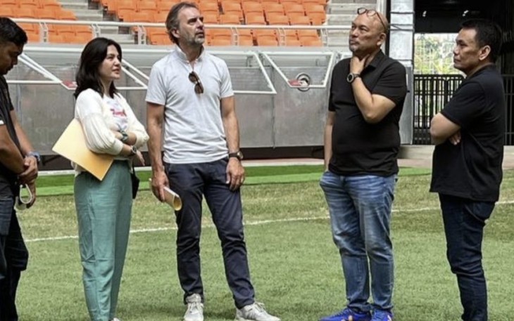 Waketum PSSI Ratu Tisha saat mendampingi delegasi FIFA dalam pengecekan stadion gelaran piala dunia U-17 di Jakarta Internasional Stadium, Sabtu (29/7)