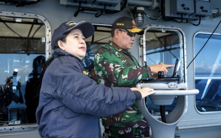 Puan Maharani saat meninjau latgab TNI 2023 di Banyuwangi, Senin (31/7)
