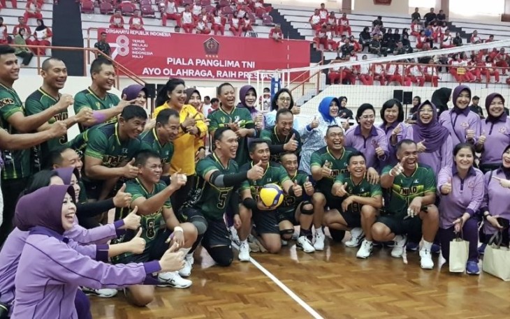 Tim Bola Voli TNI AD dalam pertandingan olahraga Piala Panglima TNI usai mengalahkan Tim bola voli Pati Mabes TNI, Jum'at (4/8)