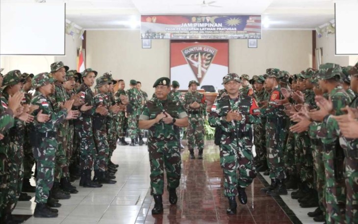 Irdivif 2 Kostrad Brigjen TNI Eventinus Teddy Danarto saat disambut yel-yel prajurit Yonarmed 11/GG, di Magelang, Jum'at (4/8)