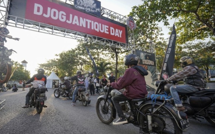 Djogjantique Day berkendara dengan motor tua di Jogjakarta, Sabtu (5/8)