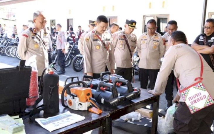 Biro logistik Polda NTT saat supervisi kesiapan alat kelengkapan tugas di Polres Ngada, Rabu (9/8)