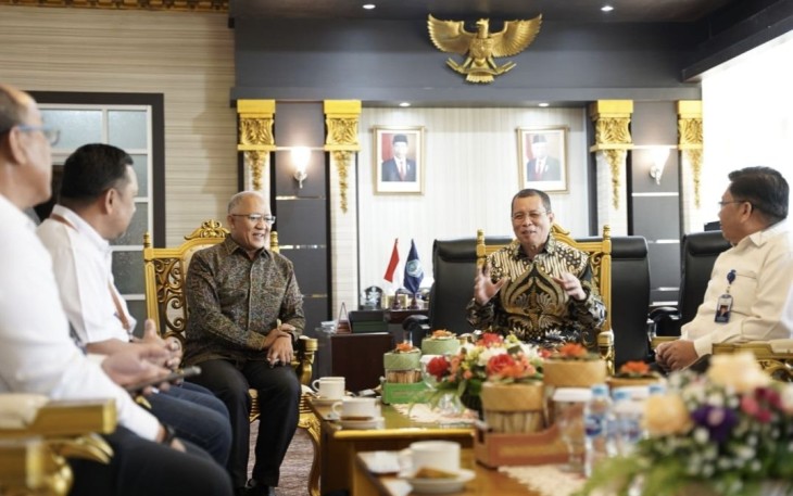 GM PLN IUD Kalbar Wahyu Jatmiko saat menerima pemaparan Rektor Untan, Prof Garuda Wiko di ruang rektorat Untan, Senin (14/8)
