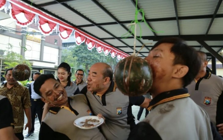 Personel Bidhumas Polda Jatim Meriahkan Lomba HUT Kemerdekaan RI Ke-78, Selasa (15/8)