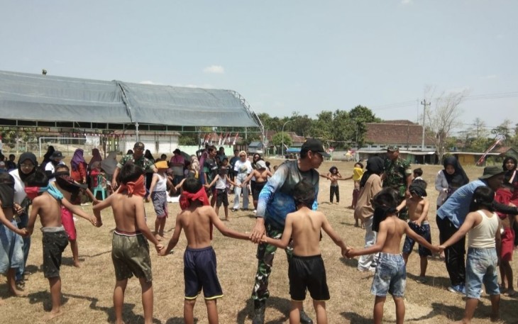 Lomba Kemerdekaan RI di lapangan desa Krikilan Kecamatan Sumber, Rembang, Minggu (20/8)