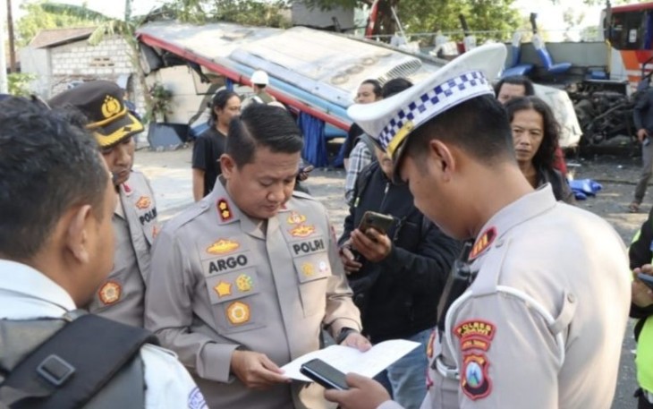 Kapolres Ngawi AKBP Argowiyono saat di lokasi TKP kecelakaan maut bus, Kamis (31/8)