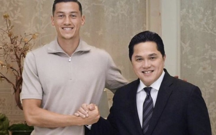 Jay Idzes bersama Ketum PSSI Erick Thohir untuk proses administrasi membela Timnas Indonesia, Rabu (6/9)