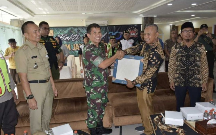 Dandim 0501/JP Letkol Inf Bangun I.E Siregar saat menyerahkan bantuan, Senin (11/9)