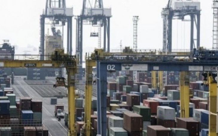 Ilustrasi pelabuhan bongkar muat kontainer 