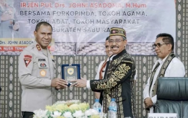 Kapolda NTT Irjen Pol Johni Asadoma saat menerima cenderamata, Jum'at (15/9)