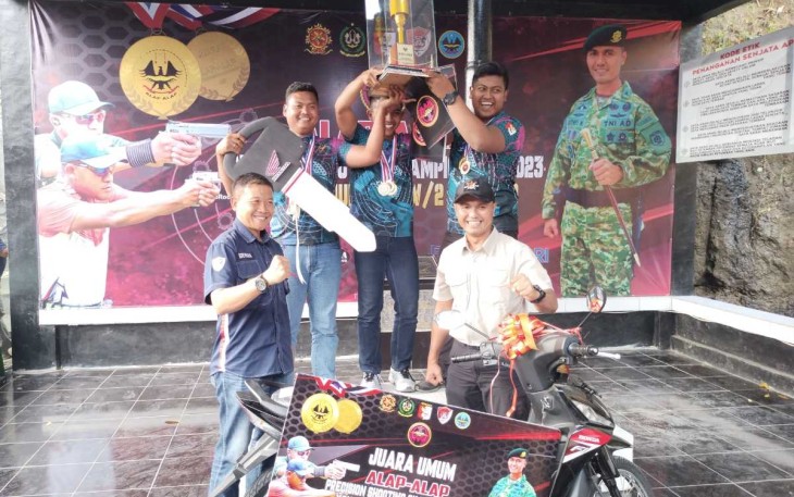 Danyonarhanud 2 Kostrad Letkol Arh Luthfi Novriadi (baju crem) foto bersama juara umum menembak Pasmar 2 di Malang, Minggu (17/9)