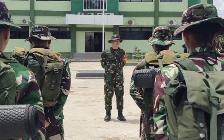 Dansatgas TMMD ke 118 Kodim 0902/Berau Letkol Inf Dony Fatra saat memberikan pengarahan anggota satgas