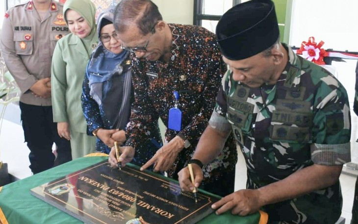 Danrem 081/DSJ Kolonel Inf Sugiyono saat menandatangani prasasti peresmian kantor Koramil 03 Panekan bersama Bupati Magetan Suprawoto, Jum'at (22/9)