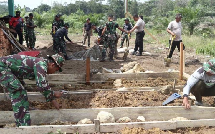 Pengerjaan pondasi MCK untuk warga Kampung Melati Jaya, Jum'at (22/9)
