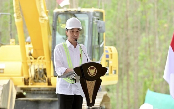 Presiden Joko Widodo saat memberikan sambutan dalam acara groundbreaking pusat pelatihan nasional PSSI di Kabupaten Penajam Paser Utara, Kalimantan Timur, Jum'at (22/9) 