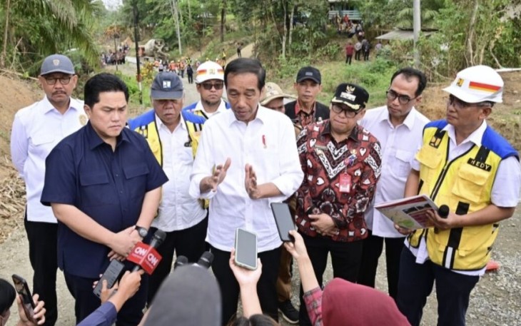 Presiden Joko Widodo saat memberikan keterangan kepada awak media, Sabtu (23/9)