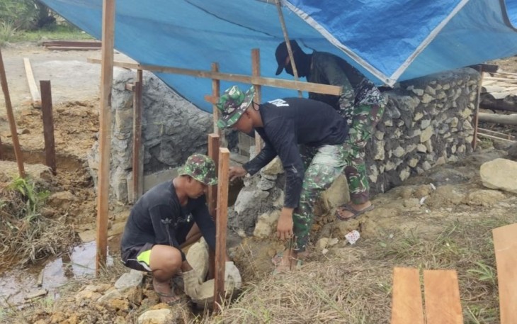 Pemasangan tiang pancang dan pondasi jembatan lokasi TMMD, Selasa (26/9)