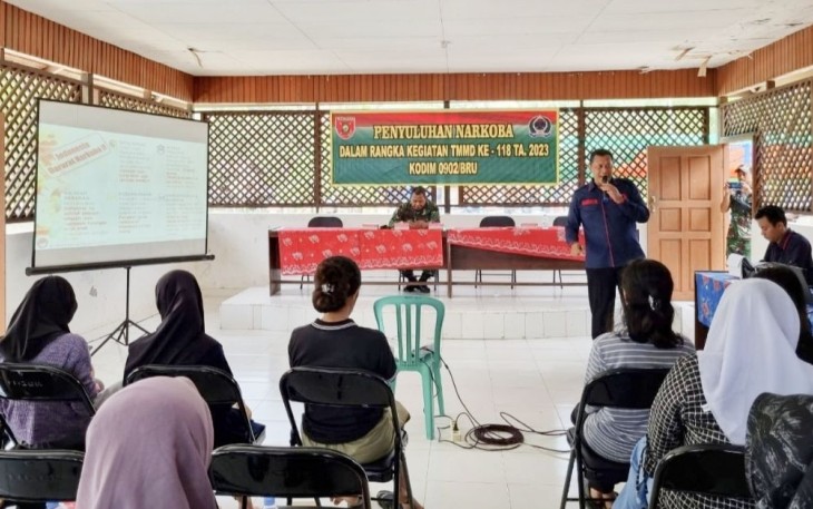 Penyuluhan narkoba untuk masyarakat di lokasi TMMD 