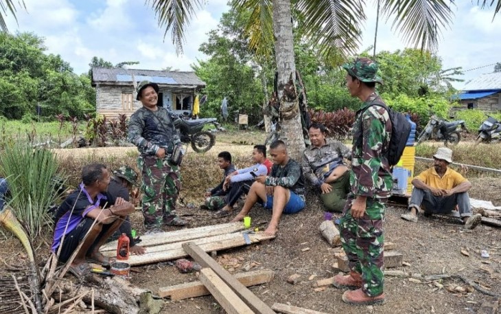 Canda gurau personel satgas melepas lelah di lokasi TMMD 
